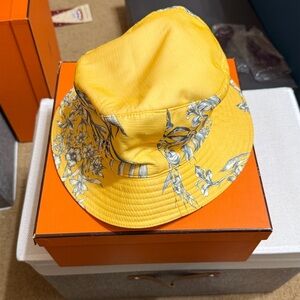 NWOT Hermes Yellow and White Floral Bucket Hat Size 56